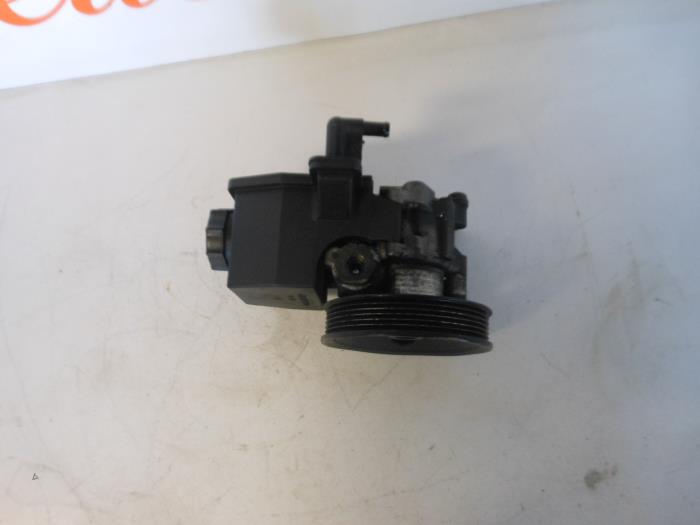 Power steering pump from a Mercedes-Benz C (W202) 1.8 C-180 16V 1996