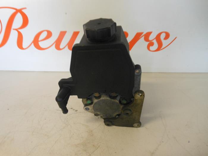 Power steering pump from a Mercedes-Benz C (W202) 1.8 C-180 16V 1996