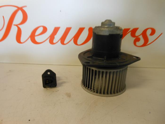 Heating and ventilation fan motor from a Suzuki Wagon-R+ (SR) 1.0 16V 1998