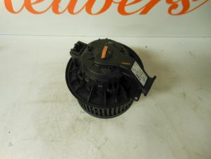 Usados Motor de ventilador de calefactor Ford Fiesta 6 (JA8) 1.25 16V Precio € 30,00 Norma de margen ofrecido por Autorecycling Reuvers B.V.