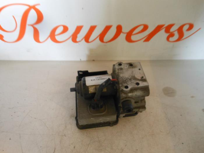 Usagé Bloc ABS Opel Vectra B (36) 1.8 16V Ecotec Prix € 75,00 Règlement à la marge proposé par Autorecycling Reuvers B.V.