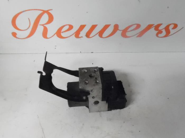 Usagé Bloc ABS Volvo V40 (VW) 2.0 16V Prix € 100,00 Règlement à la marge proposé par Autorecycling Reuvers B.V.