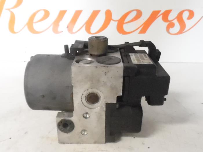 Usagé Pompe ABS Audi A4 Avant (B6) 1.9 TDI PDE 130 Prix € 45,00 Règlement à la marge proposé par Autorecycling Reuvers B.V.