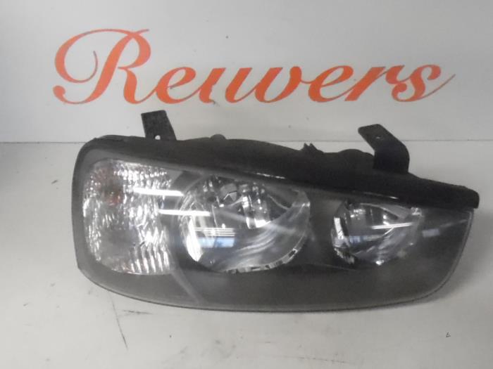 Używane Reflektor prawy Hyundai Elantra III 1.6i 16V Cena € 40,00 Procedura marży oferowane przez Autorecycling Reuvers B.V.