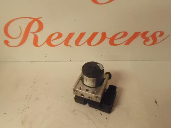 Begagnade ABS-pump Suzuki Liana (ERC/ERD/RH4) 1.6 MPi 16V Pris € 100,00 Marginaltabell erbjuds av Autorecycling Reuvers B.V.