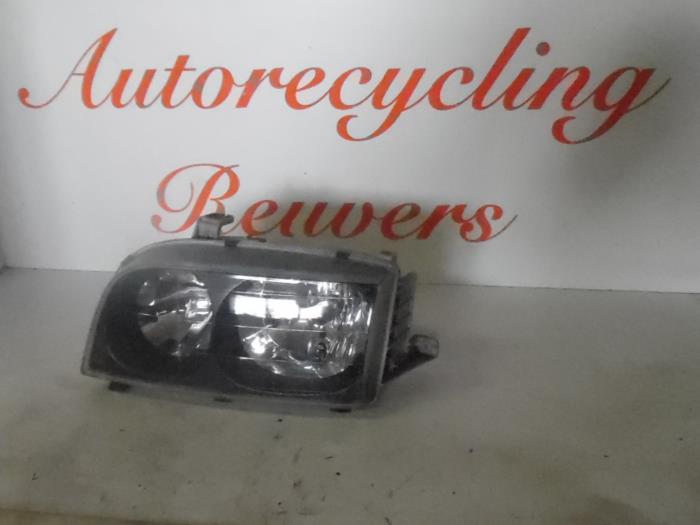 Używane Reflektor lewy Kia Joice 2.0 16V Cena € 40,00 Procedura marży oferowane przez Autorecycling Reuvers B.V.
