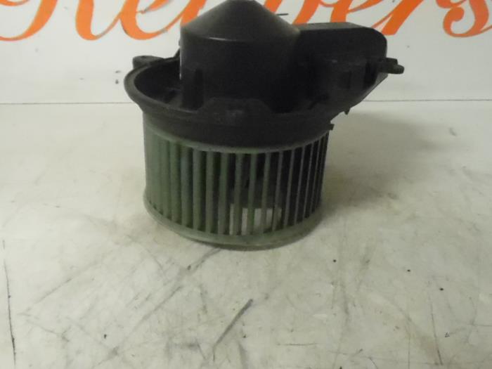 Motor de ventilador de calefactor de un Volkswagen Passat (3B3) 2.0 2002