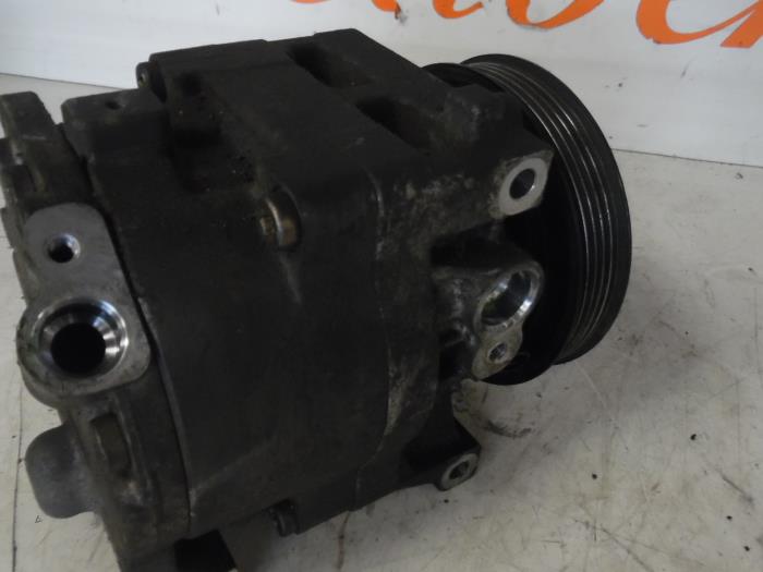 Air conditioning pump from a Fiat Punto II (188) 1.2 60 S 3-Drs. 2002
