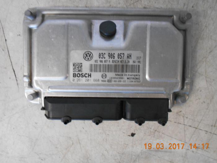 EinspritzSteuergerät van een Volkswagen Polo IV (9N1/2/3) 1.6 16V 2009