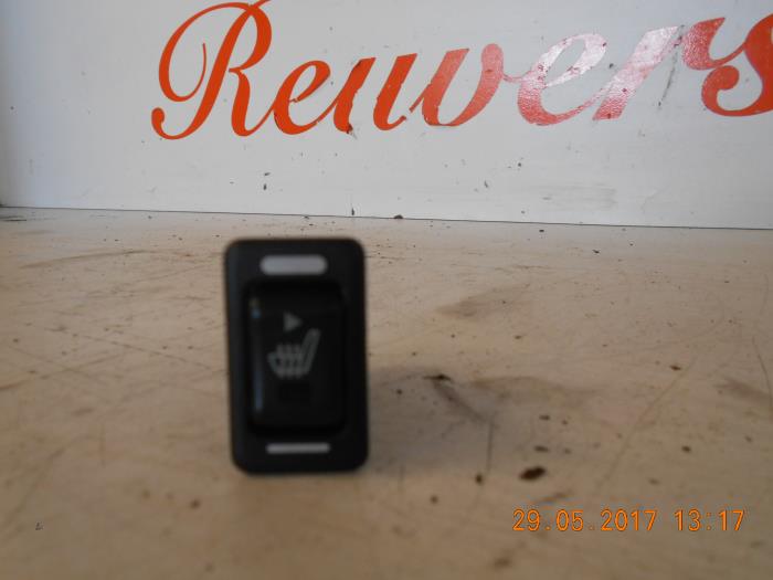 Seat heating switch from a Subaru Forester (SG) 2.0 16V X 2006