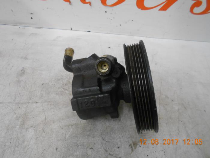 Power steering pump from a Opel Astra F (53/54/58/59) 1.6i 1997