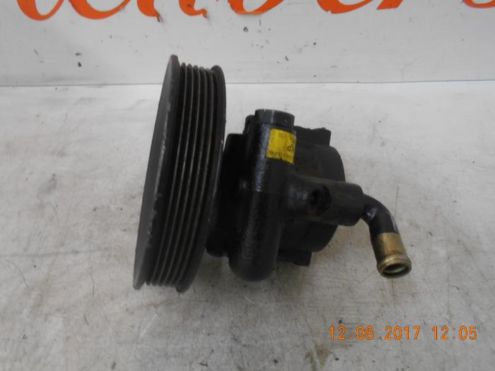 Power steering pump from a Opel Astra F (53/54/58/59) 1.6i 1997