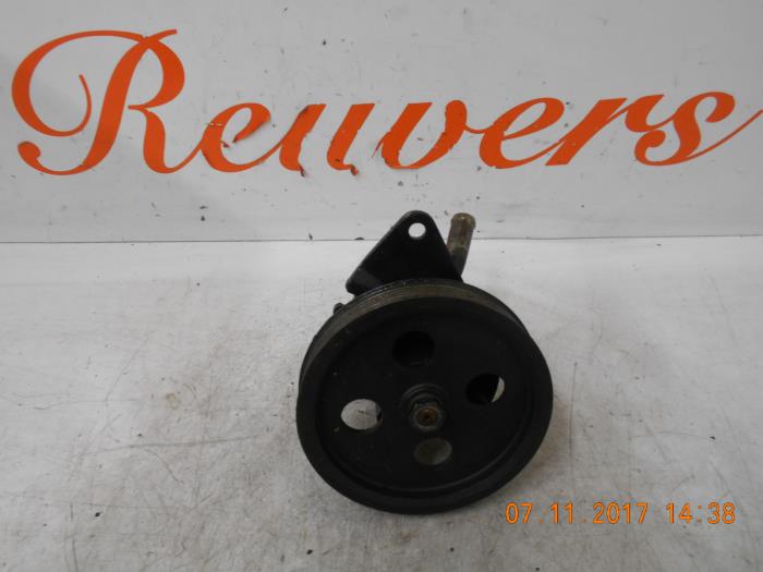 Usagé Pompe de direction Nissan Prairie (M11) 2.4 SLX 12V Prix € 125,00 Règlement à la marge proposé par Autorecycling Reuvers B.V.