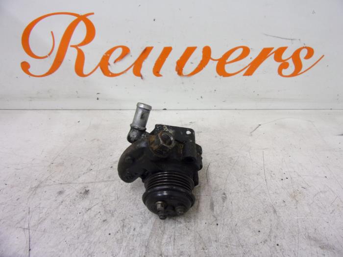 Power steering pump from a Ford Mondeo III Wagon 2.0 TDCi 130 16V 2003