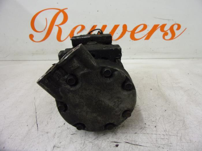 Air conditioning pump from a Renault Clio II (BB/CB) 1.4 1999