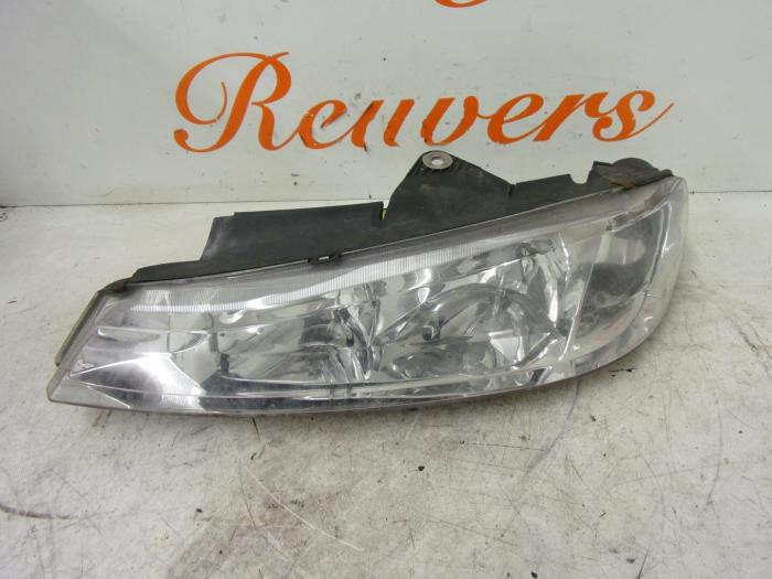 Gebrauchte Scheinwerfer links Peugeot 406 Break (8E/F) 2.2 HDi 16V FAP Preis € 40,00 Margenregelung angeboten von Autorecycling Reuvers B.V.