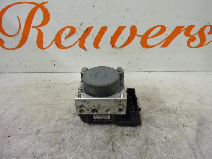 Begagnade ABS-pump Dacia Sandero I (BS) 1.2 16V Pris € 150,00 Marginaltabell erbjuds av Autorecycling Reuvers B.V.