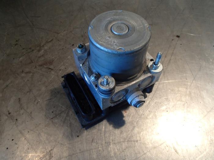 Begagnade ABS-pump Opel Combo (Corsa C) 1.3 CDTI 16V Pris € 25,00 Marginaltabell erbjuds av Autosloopbedrijf Jan Pronk B.V.