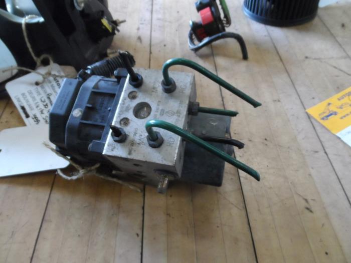 Used ABS pump Renault Megane Break/Grandtour (KA) 1.4 16V Price € 75,00 Margin scheme offered by Autosloopbedrijf Jan Pronk B.V.