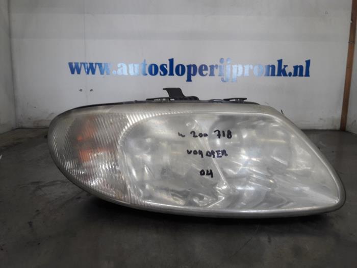 Headlight, right from a Chrysler Voyager/Grand Voyager (RG) 2.5 CRD 2004