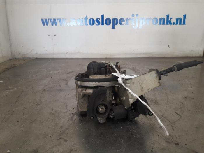 Gebrauchte Einspritzgehäuse Volvo 440 1.8 i DL/GLE Preis € 75,00 Margenregelung angeboten von Autosloopbedrijf Jan Pronk B.V.