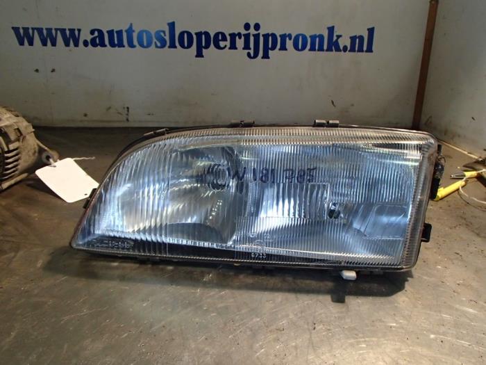 Headlight, left from a Volvo V70 (GW/LW/LZ) 2.5 10V 1997