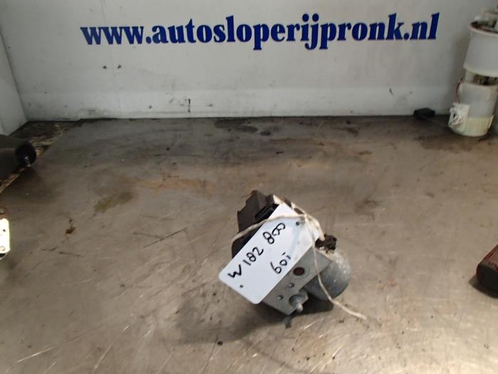 Używane Pompa ABS Rover Streetwise 1.4 16V Cena € 60,00 Procedura marży oferowane przez Autosloopbedrijf Jan Pronk B.V.