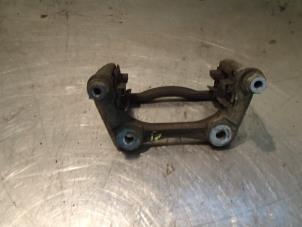 Used Front brake calliperholder, right Renault Clio III (BR/CR) 1.2 16V TCe 100 Price € 25,00 Margin scheme offered by Autosloopbedrijf Jan Pronk B.V.