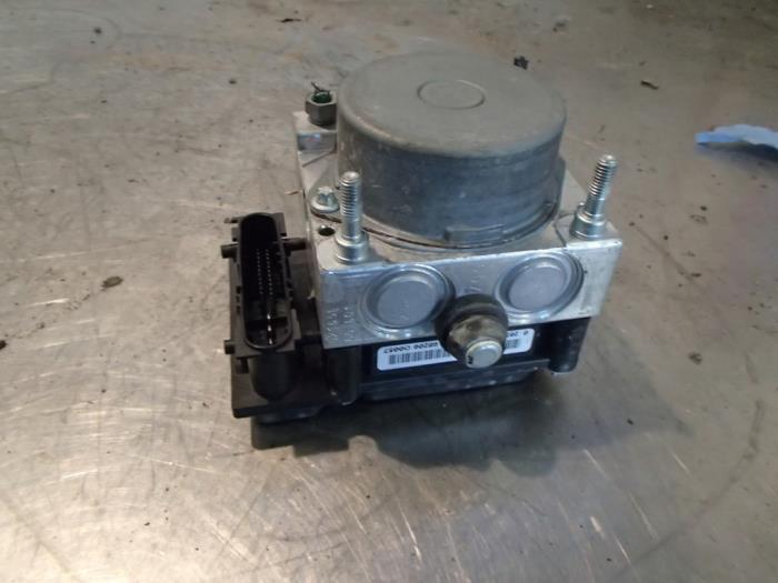 Usagé Pompe ABS Renault Clio III (BR/CR) 1.2 16V TCe 100 Prix € 125,00 Règlement à la marge proposé par Autosloopbedrijf Jan Pronk B.V.