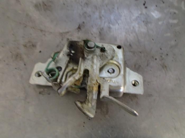 Bonnet lock mechanism from a Renault Clio III (BR/CR) 1.2 16V TCe 100 2010