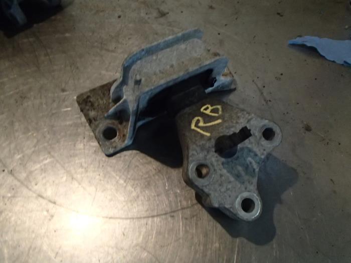 Used Engine mount Renault Clio III (BR/CR) 1.2 16V TCe 100 Price € 50,00 Margin scheme offered by Autosloopbedrijf Jan Pronk B.V.
