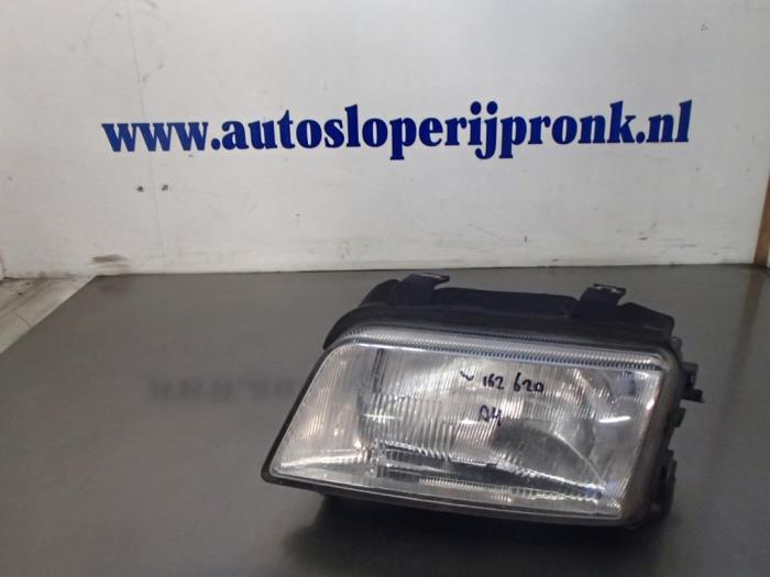 Używane Reflektor lewy Audi A4 Avant (B5) 1.8 20V Cena € 25,00 Procedura marży oferowane przez Autosloopbedrijf Jan Pronk B.V.