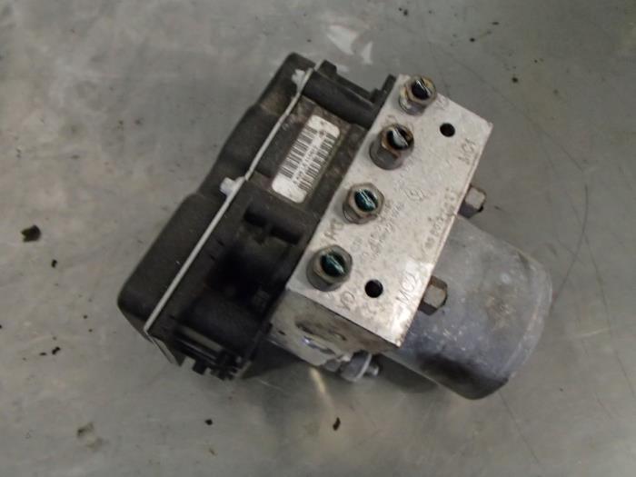 Usagé Pompe ABS Renault Clio III (BR/CR) 1.2 16V TCe 100 Prix € 125,00 Règlement à la marge proposé par Autosloopbedrijf Jan Pronk B.V.