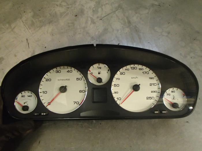 Instrument panel from a Peugeot 607 2002