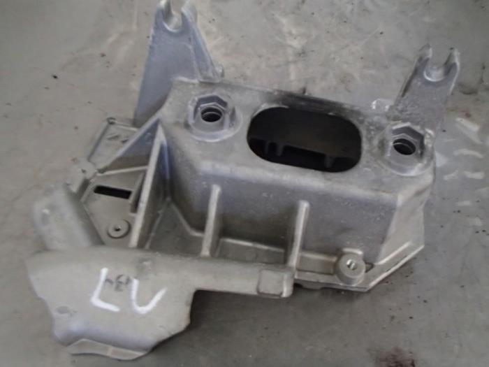 Used Engine mount Renault Clio III (BR/CR) 1.2 16V TCe 100 Price € 25,00 Margin scheme offered by Autosloopbedrijf Jan Pronk B.V.