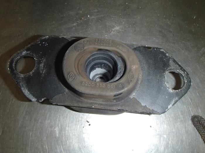 Used Engine mount Renault Clio III (BR/CR) 1.2 16V TCe 100 Price € 25,00 Margin scheme offered by Autosloopbedrijf Jan Pronk B.V.