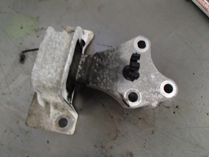 Used Engine mount Renault Clio III (BR/CR) 1.2 16V TCe 100 Price € 25,00 Margin scheme offered by Autosloopbedrijf Jan Pronk B.V.