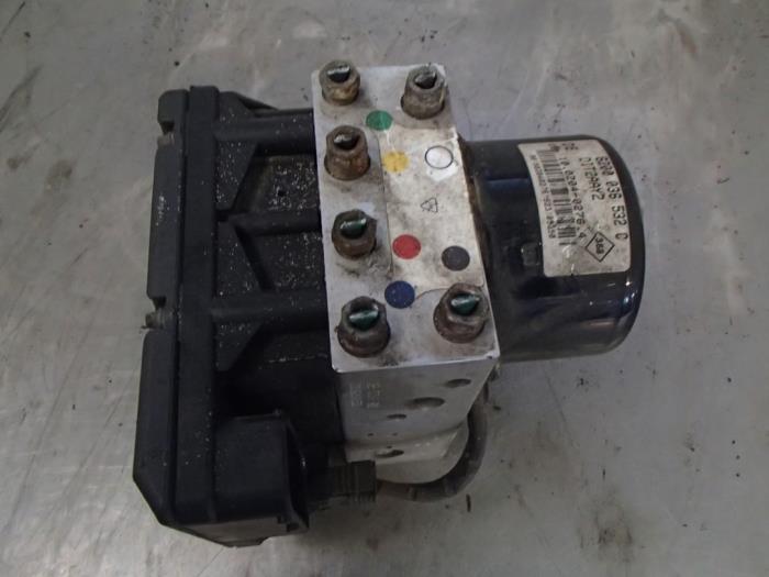 ABS pump from a Renault Master III (FD/HD) 2.5 dCi 16V 2003