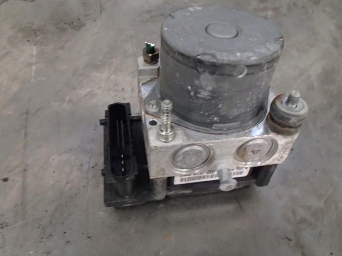 Begagnade ABS-pump Renault Clio II (BB/CB) 1.2 16V Pris € 100,00 Marginaltabell erbjuds av Autosloopbedrijf Jan Pronk B.V.