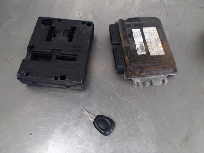 Used Engine management computer Renault Scénic I (JA) 2.0 16V Price € 150,00 Margin scheme offered by Autosloopbedrijf Jan Pronk B.V.