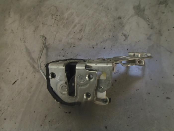 Door lock mechanism 2-door, left from a Daihatsu Cuore (L251/271/276) 1.0 12V DVVT 2006