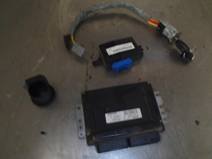 Engine management computer Renault Kangoo (KC), 1997 / 2008 1.4, MPV, Petrol, 1.390cc, 55kW (75pk), FWD, K7J700; K7J701, 2000-06 / 2003-03, KC0B; KC0M (Used)