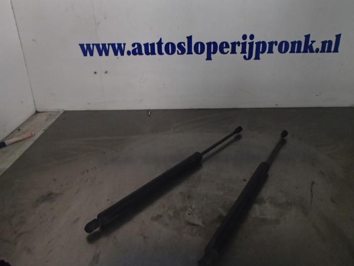 Set of tailgate gas struts from a Seat Alhambra (7V8/9) 2.0 2001