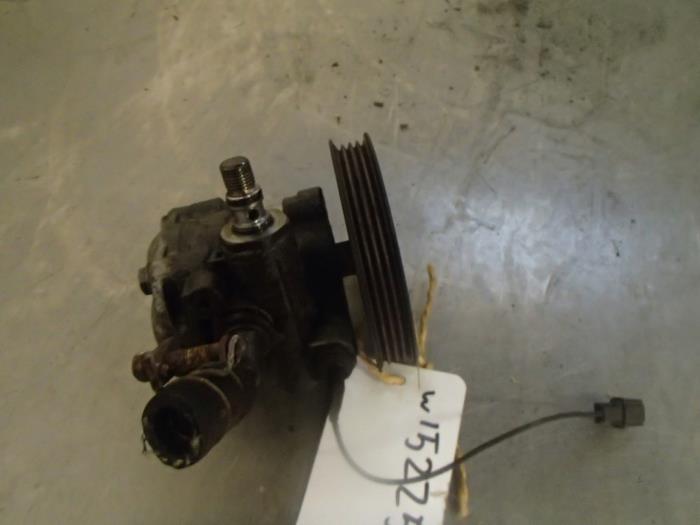 Bomba de dirección asistida de un Suzuki Swift (SF310/413) 1.3i 16V 2001