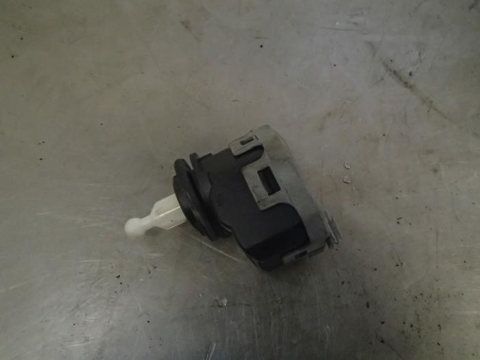 Headlight level adjustment motor