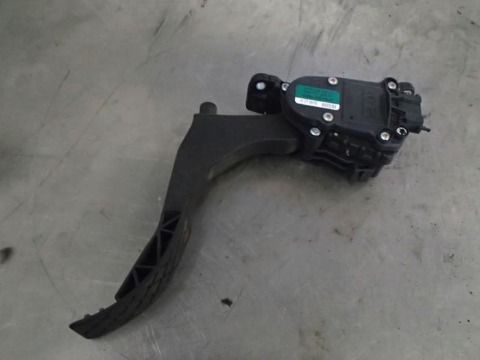 Accelerator pedal from a Seat Ibiza III (6L1) 1.4 16V 75 2002