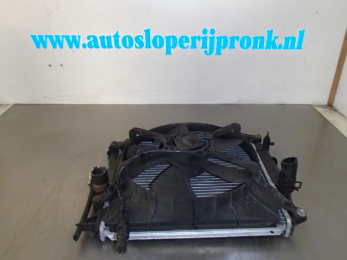 Usagé Radiateur Suzuki Swift (SF310/413) 1.0i Prix € 35,00 Règlement à la marge proposé par Autosloopbedrijf Jan Pronk B.V.