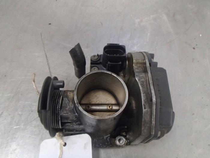 Gebrauchte Drosselklappengehäuse Volkswagen Polo III (6N1) 1.0i 50 Preis € 30,00 Margenregelung angeboten von Autosloopbedrijf Jan Pronk B.V.