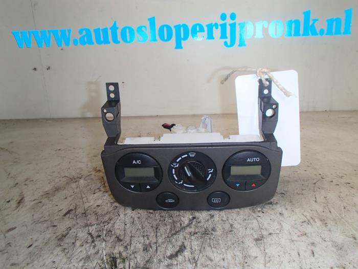 Heater control panel from a Nissan Primera Estate (WP11) 2.0 16V 1999