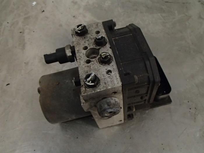 Gebrauchte ABS Pumpe Volkswagen Passat 4Motion (3B3) 2.8 V6 30V Preis € 100,00 Margenregelung angeboten von Autosloopbedrijf Jan Pronk B.V.